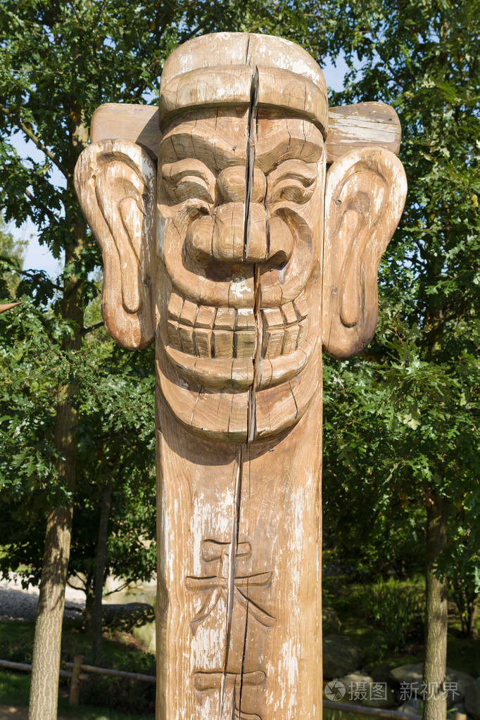 传统的韩国神灵用木头雕刻而成