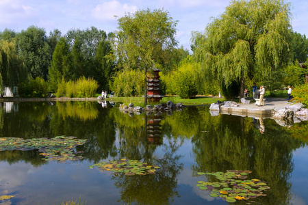 湖边的中国宝塔。 夏季景观。