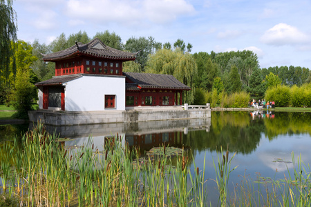 湖边的中国宝塔。 夏季景观。