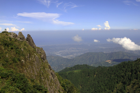 山间顶视图可以俯瞰湖泊和山谷图片