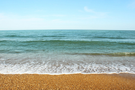 卵石海滩和大海的波浪