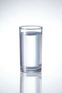 在玻璃中的纯净水，natueral 玻璃水分离上的白色背景