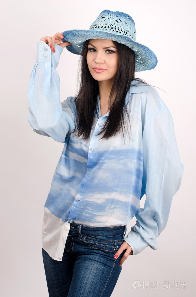 美丽的女人戴着一顶帽子