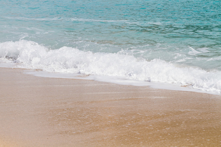 软海中的波浪在海滩上