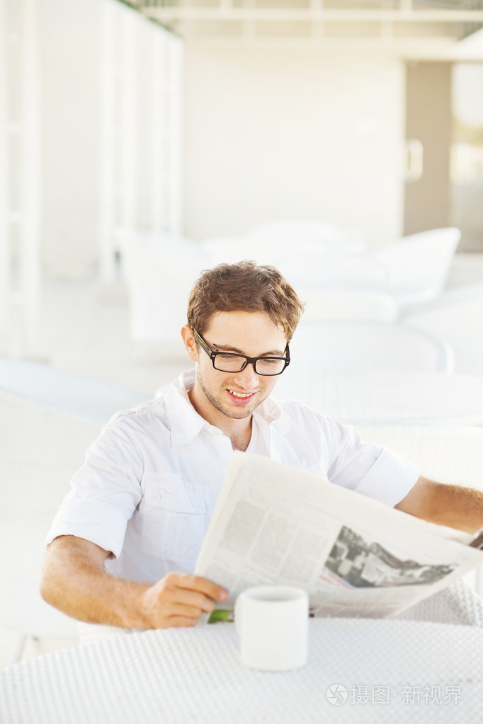 人在看报纸的柔焦肖像