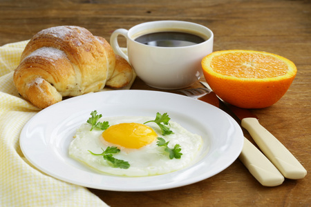 欧式早餐   羊角面包 煎蛋 烤面包 桔子