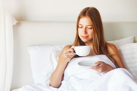 早晨喝咖啡或茶，躺在床上