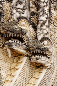 龙雕塑在泰国寺