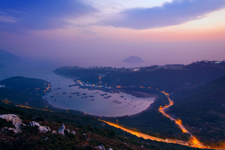 在海和山日出