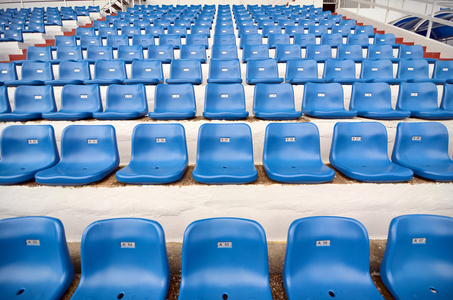 在体育场内的蓝色塑料椅