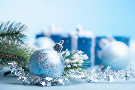 蓝色的圣诞礼物和装饰