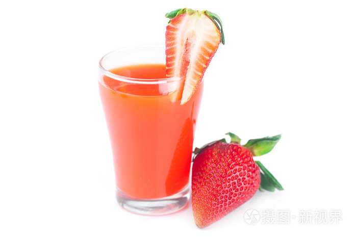 草莓和一杯草莓汁白隔离