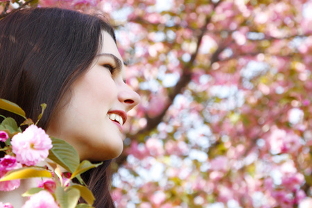 十几岁的女孩，自然花园日本樱花树上的肖像