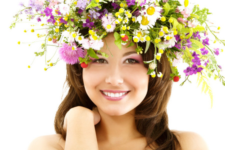 年轻漂亮的女人，与外地新鲜天然野生花卉的花环