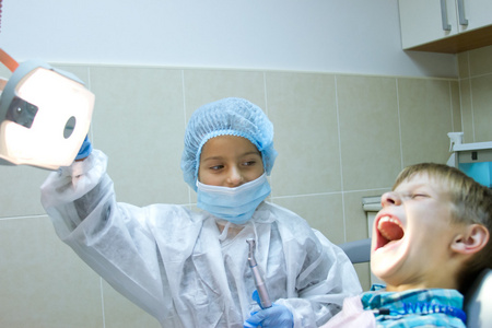 几个孩子玩医生去看牙医