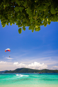 parasailor 和美丽的海滩