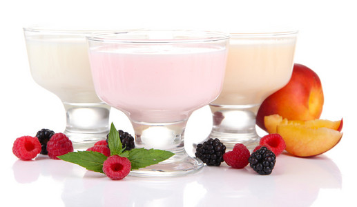 美味酸奶水果和浆果在白色隔离
