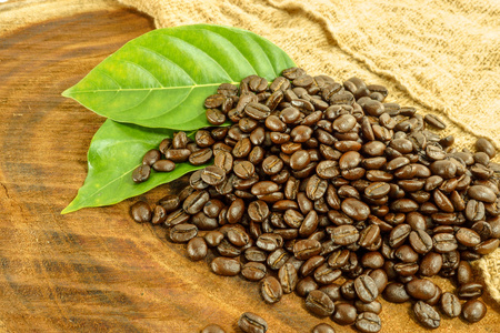 木制的背景上的咖啡豆