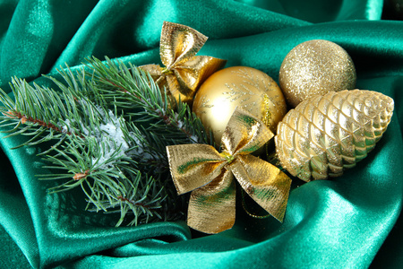 美丽的圣诞装饰上绿缎布