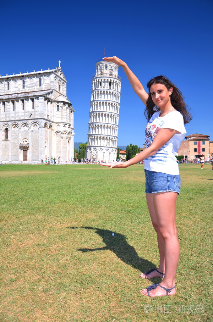 美丽富吸引力的黑发旅游女孩举行比萨,意大利的比萨斜塔