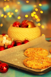 圣诞灯背景制作新年饼干的过程图片