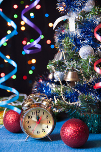 时钟 球 蛇纹石 新年树上一个黑色的背景灯