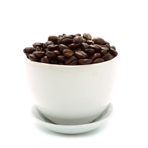 在白色背景上的咖啡豆