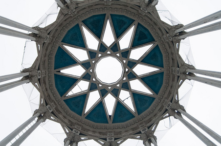 屋顶的老建筑形状的圆形底部视图照片