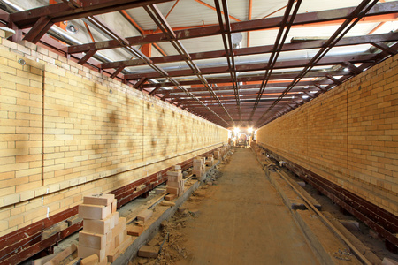 隧道窑建筑内部结构的卫生陶瓷隧道窑照片