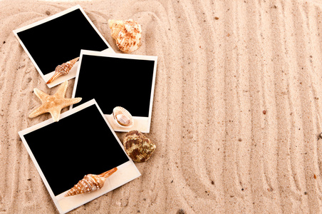 三张牌躺在沙滩上与沙丘和贝壳