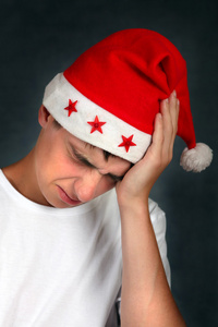 圣诞老人的帽子，少年觉得头疼