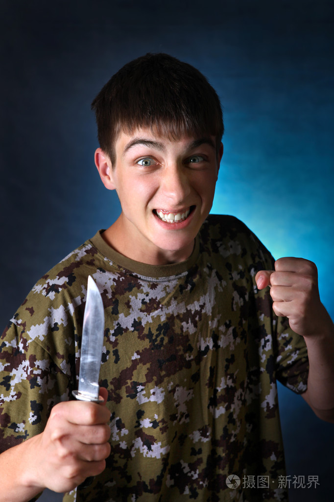 愤怒的孩子用刀