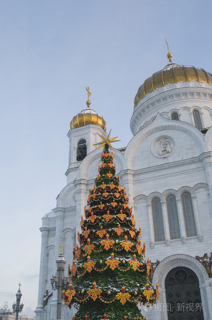 圣诞前夜树附近的基督救世主大教堂