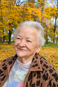 秋天的公园里的老女人
