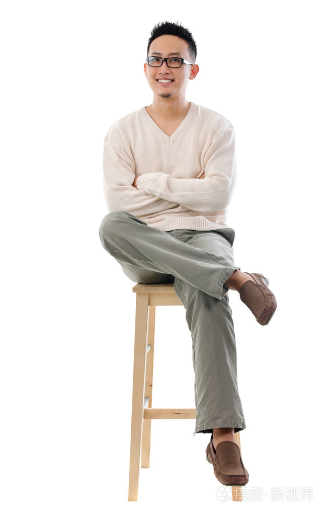 亚洲男坐在椅子上