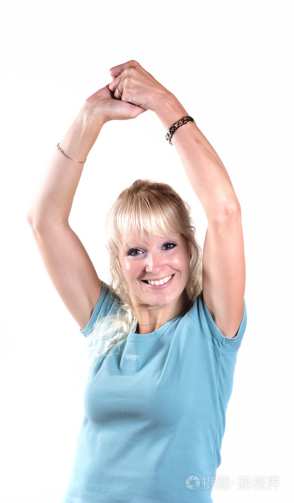 提高空气中的两只胳膊的女人