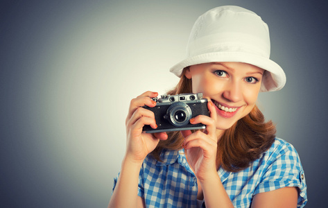 年轻的女摄影师用复古相机