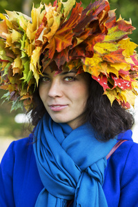 女人头用围巾上的叶子