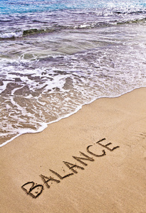 写在沙滩上，海浪在背景中的词平衡