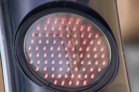用红色的 led 灯的现代交通灯。