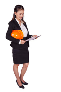 女工程师拿着橙色安全帽和包含文件的文件夹