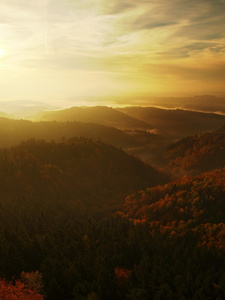 波希米亚萨克森瑞士美丽的山的日出。砂岩峰林和山雾的背景下，从增加雾是由于太阳光的橙色