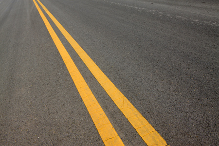 黄色双实线图片