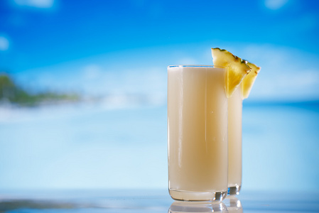 pinacolada 椰林飘香鸡尾酒在海滩上照片