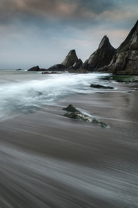 锯齿状和坚固岩石与海岸线上的风景海景