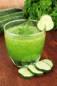 绿色蔬菜汁对表特写