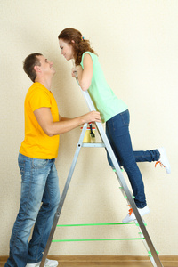 年轻的夫妇做装修的新房子图片