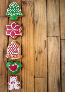 圣诞花环和姜饼的木板上