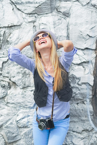 快乐的时髦女孩欣喜户外墙岩石图片