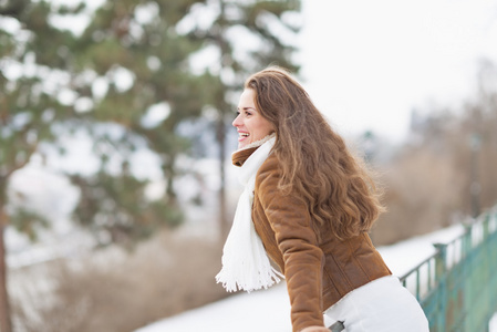 幸福的年轻女人享受冬季户外活动